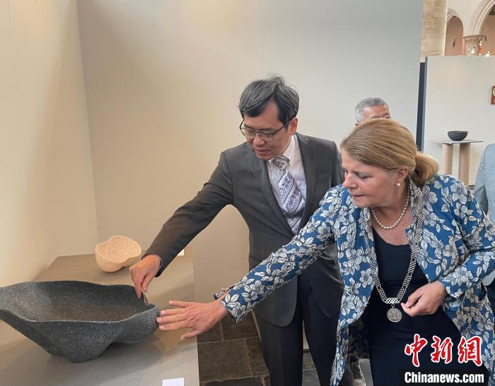 中國駐荷蘭大使談踐和代爾夫特市長拜斯特菲爾德出席開幕式并一道觀展。 德永健 攝 點擊進入下一頁