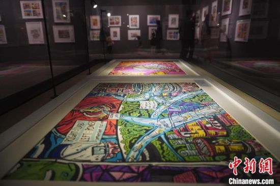 市民參觀少兒美術展覽。 市民參觀少兒美術展覽。