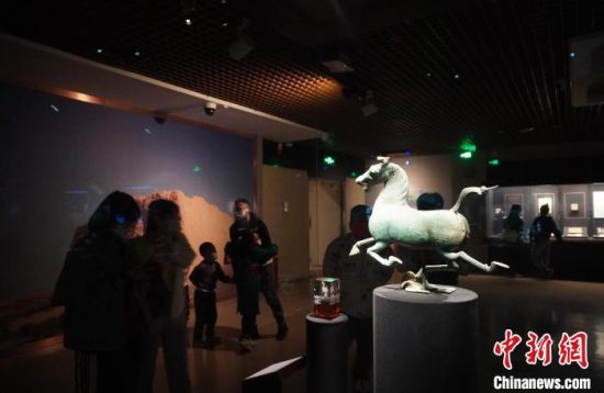 甘肅省博物館展出的“銅奔馬”吸引觀眾拍照留影。 甘肅省博物館展出的“銅奔馬”吸引觀眾拍照留影。