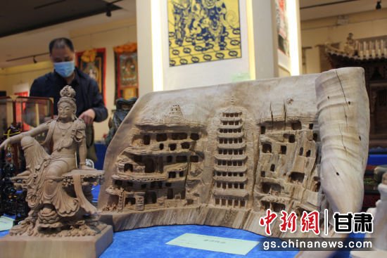 連日來，甘肅省工藝美術(shù)行業(yè)評審認(rèn)定工作會議在蘭州舉行。圖為以敦煌莫高窟為題材的木雕作品《守護》。徐雪 攝
