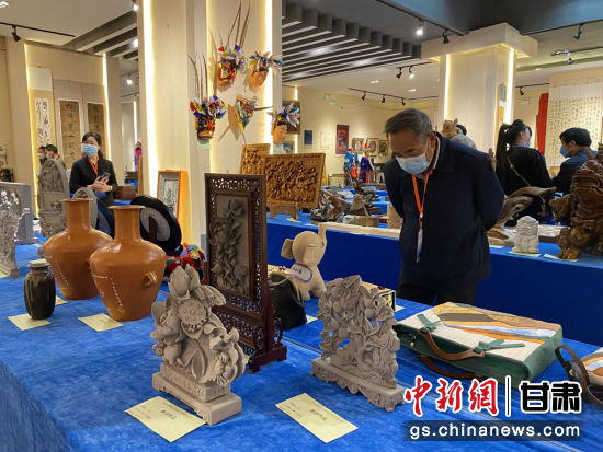 來自全省的近800件作品進入專家評審環(huán)節(jié)，作品涵蓋雕塑雕刻、漆器、工藝花畫等多個類別。徐雪 攝