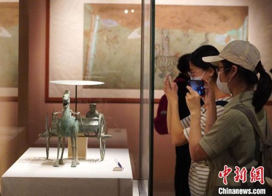 圖為參觀者參觀“大道攸歸：五涼文化展”展陳文物。　九美旦增 攝