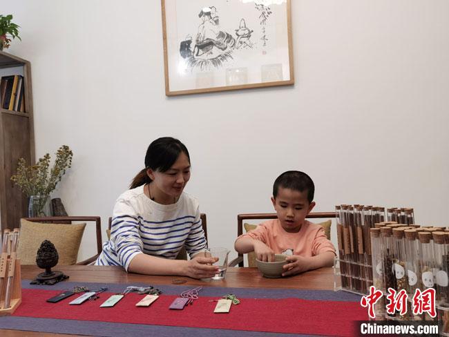 圖為魯雯為小學(xué)員授課和培訓(xùn)。 馮志軍 攝 圖為魯雯為小學(xué)員授課和培訓(xùn)。 馮志軍 攝
