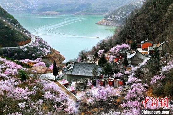 甘肅平?jīng)鍪惺侵袊鴥?yōu)秀旅游城市。圖為平?jīng)鲠轻忌较率锾一ㄊ㈤_。(資料圖) 平?jīng)鍪形麄鞑抗﹫D 甘肅平?jīng)鍪惺侵袊鴥?yōu)秀旅游城市。圖為平?jīng)鲠轻忌较率锾一ㄊ㈤_。(資料圖) 平?jīng)鍪形麄鞑抗﹫D