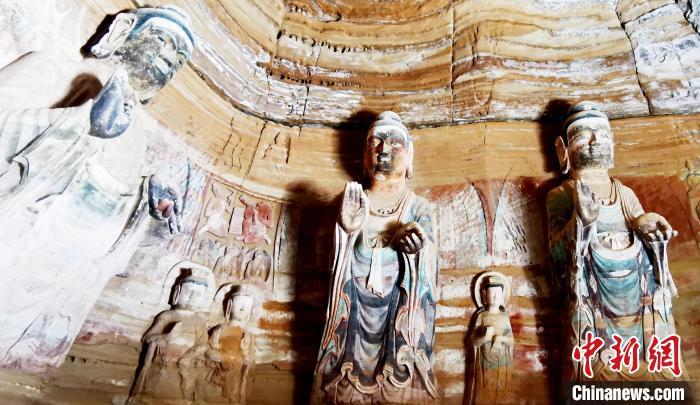 北石窟寺窟內造像因受水顯得斑駁。 艾慶龍 攝 北石窟寺窟內造像因受水顯得斑駁。 艾慶龍 攝