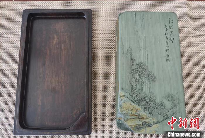 圖為甘肅甘南州洮硯藝人為提升洮硯文化內涵，制作“一盒一拓”成品展示。(資料圖) 張婧 攝