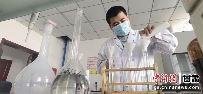 圖為甘肅科技集團化工研究院有限責(zé)任公司工作人員正在做實驗。魏建軍 攝 圖為甘肅科技集團化工研究院有限責(zé)任公司工作人員正在做實驗。魏建軍 攝