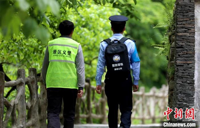 圖為民警背警務(wù)小包在轄區(qū)景區(qū)開展工作。(資料圖) 甘肅省公安廳供圖 圖為民警背警務(wù)小包在轄區(qū)景區(qū)開展工作。(資料圖) 甘肅省公安廳供圖