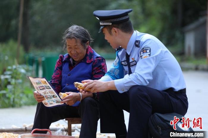 圖為民警背警務(wù)小包給民眾宣講政策。(資料圖) 甘肅省公安廳供圖 圖為民警背警務(wù)小包給民眾宣講政策。(資料圖) 甘肅省公安廳供圖