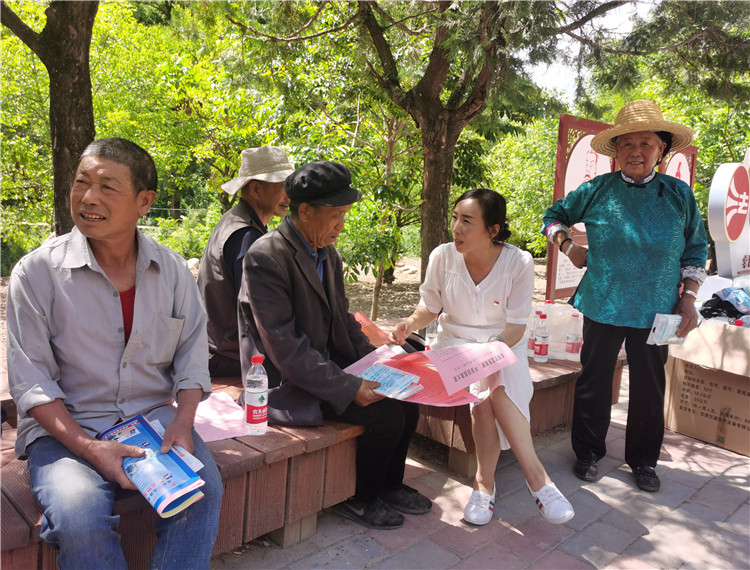 5.宕昌縣新城子藏族鄉(xiāng)紀委開展信訪舉報宣傳，幫助廣大基層黨員干部提高黨紀法規(guī)意識.jpg