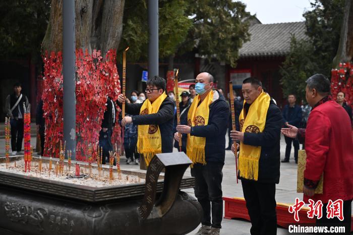 在甘肅天水市伏羲廟內,參祭者雙手持香,祭拜人文始祖伏羲。 李亞龍 攝 在甘肅天水市伏羲廟內,參祭者雙手持香,祭拜人文始祖伏羲。 李亞龍 攝