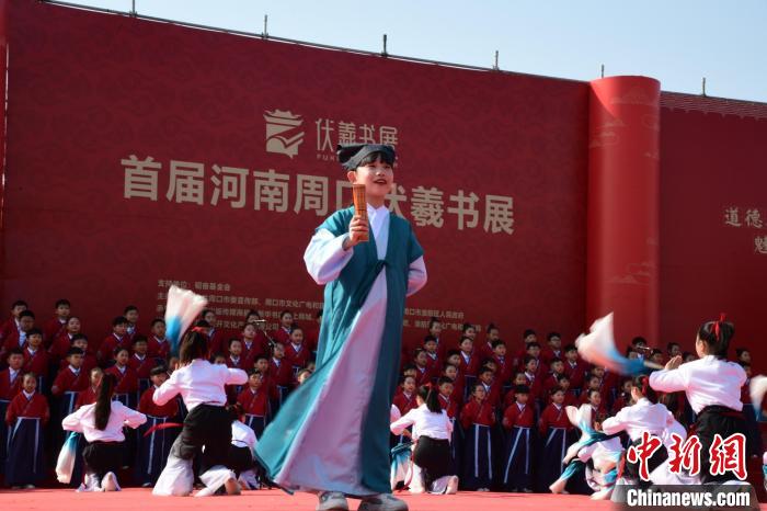 圖為學生們在開幕式上誦讀經(jīng)典?！×赫赵?攝