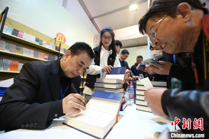 圖為作家王躍文現(xiàn)場簽名售書?！×赫赵?攝