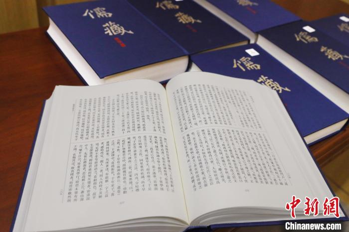 《儒藏》(精華編)書封及內(nèi)頁 北京大學(xué)出版社供圖 《儒藏》(精華編)書封及內(nèi)頁 北京大學(xué)出版社供圖