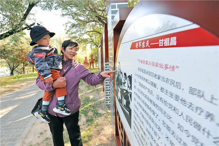 1687734949909014.jpg 嘉峪關(guān)市紀(jì)委監(jiān)委通過實施“政治鑄廉、教育促廉、文化育廉、陣地助廉、監(jiān)督固廉”等“五廉”行動,深入推進(jìn)新時代廉潔文化建設(shè)。圖為市民在迎賓湖絲路廉潔文化主題公園“勤廉楷模墻”接受廉潔文化教育。.jpg