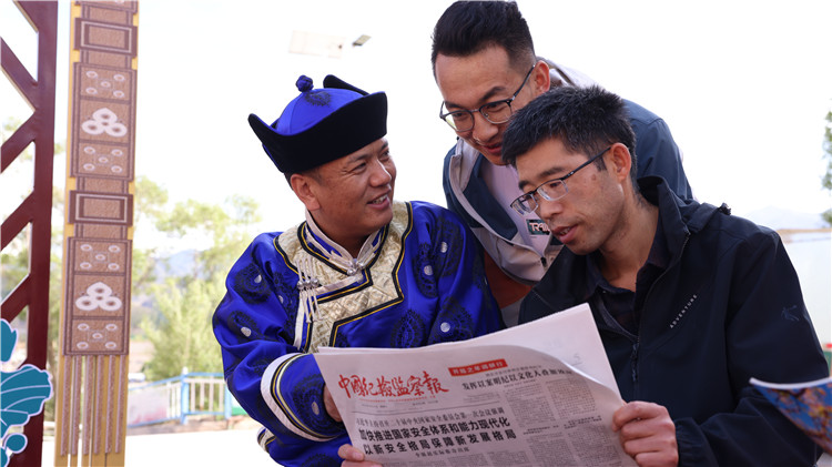 1687735072399605.jpg 2023年6月8日,甘肅省張掖市肅南裕固族自治縣紅灣寺鎮(zhèn)紀(jì)委工作人員在一小區(qū)廉政文化主題廣場與社區(qū)居民拉家常,宣傳廉潔知識,共話廉潔文化.jpg