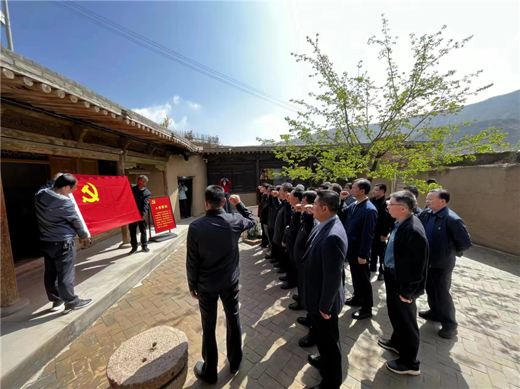 1687735105472852.png 圖為臨夏州紀(jì)委監(jiān)委組織黨員干部在東鄉(xiāng)縣布塄溝黨史教育基地開展革命教育活動,賡續(xù)紅色血脈、汲取奮進(jìn)力量、激發(fā)干事熱情。.png