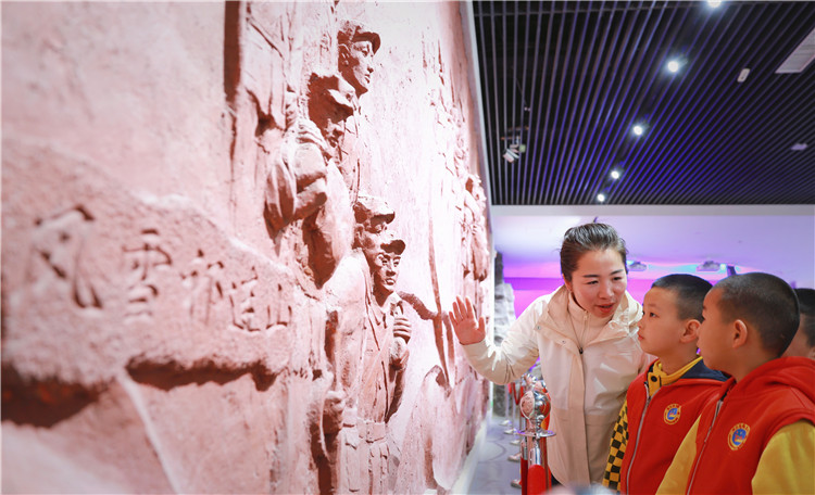 1687735200281176.jpg 張掖市高臺縣第四幼兒園黨支部組織大班幼兒走進(jìn)紅西路軍烈士紀(jì)念館瞻仰革命先烈事跡。.jpg