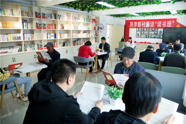 1687735155953889.jpg 隴南市禮縣開展廉潔書籍進(jìn)農(nóng)家書屋活動,圖為羅壩鎮(zhèn)鞏李新村舉辦的“廉潔讀書班”。.jpg