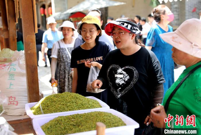 圖為民眾購買青海特色小吃?！⊙Φ?攝
