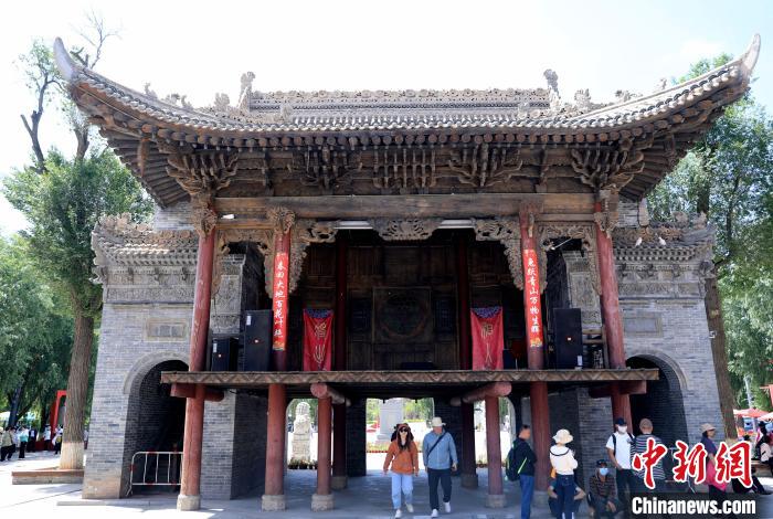 圖為平安驛·河湟民俗文化體驗地的戲樓?！⊙Φ?攝