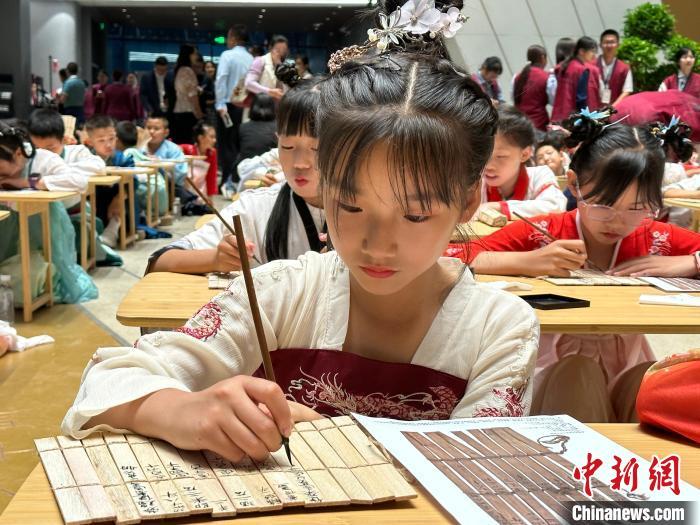 圖為小朋友在甘肅簡(jiǎn)牘博物館練習(xí)書(shū)法。 中新社記者 戴文昌 攝 圖為小朋友在甘肅簡(jiǎn)牘博物館練習(xí)書(shū)法。 中新社記者 戴文昌 攝