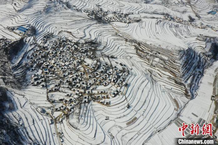 圖為航拍甘肅隴南市西和縣的“雪后鄉(xiāng)村”。(資料圖)張平良 攝 圖為航拍甘肅隴南市西和縣的“雪后鄉(xiāng)村”。(資料圖)張平良 攝