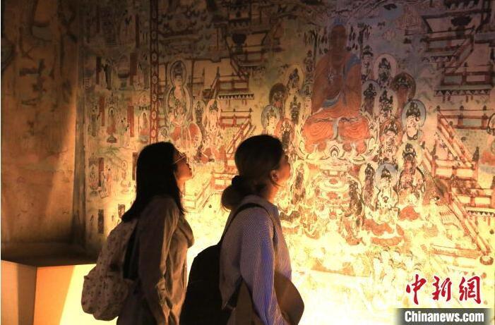 2023年8月27日，游客在甘肅省敦煌市博物館參觀文物展。張曉亮 攝(資料圖)