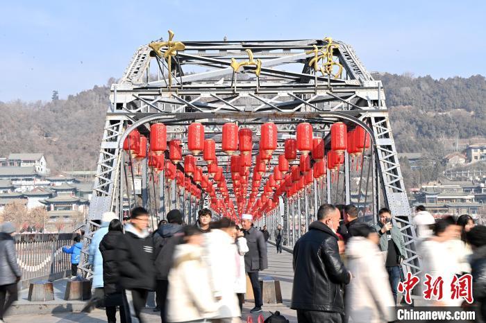 1月30日,裝扮一新的中山橋為即將到來的新春佳節增添節日氛圍。九美旦增攝</p><p> 1月30日,裝扮一新的中山橋為即將到來的新春佳節增添節日氛圍。九美旦增攝</p><p>