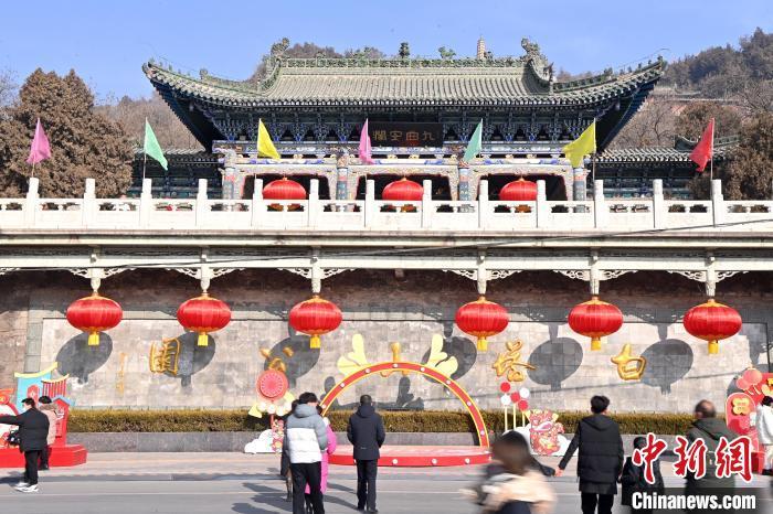 1月30日,裝扮一新的蘭州白塔山公園節日氛圍濃厚。九美旦增 攝</p><p> 1月30日,裝扮一新的蘭州白塔山公園節日氛圍濃厚。九美旦增 攝</p><p>
