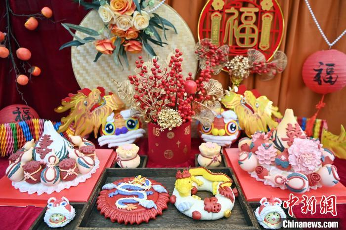 1月25日,春節臨近,蘭州一花饃店“龍”元素花饃熱銷。圖為展出的“龍”元素花饃。九美旦增 攝 1月25日,春節臨近,蘭州一花饃店“龍”元素花饃熱銷。圖為展出的“龍”元素花饃。九美旦增 攝
