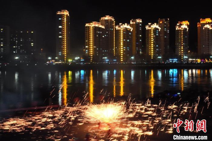 國家級非物質(zhì)文化遺產(chǎn)“打鐵花”在黃河岸畔落地。侯奇志 攝</p>
<p> 國家級非物質(zhì)文化遺產(chǎn)“打鐵花”在黃河岸畔落地。侯奇志 攝</p>
<p>
