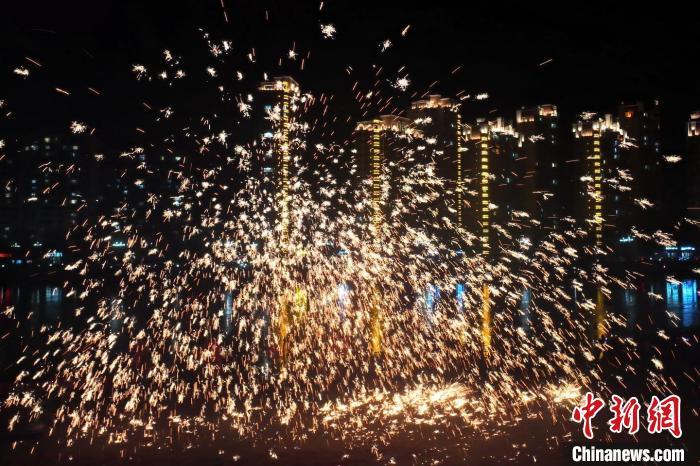 “過年打鐵花”是臨夏州永靖縣的民俗傳統(tǒng)。這項(xiàng)民俗表演,其實(shí)有著硬核技術(shù)作支撐,那就是入選國家級非遺的“永靖王氏生鐵冶鑄技藝”。侯奇志 攝</p>
<p> “過年打鐵花”是臨夏州永靖縣的民俗傳統(tǒng)。這項(xiàng)民俗表演,其實(shí)有著硬核技術(shù)作支撐,那就是入選國家級非遺的“永靖王氏生鐵冶鑄技藝”。侯奇志 攝</p>
<p>