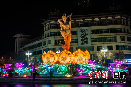 2024年春節期間，敦煌市中心盤旋路上的反彈琵琶燈組。王斌銀 攝