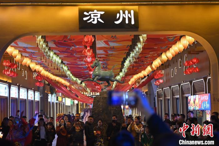 圖為游人拍攝煥然一新亮相的街區(qū)。李亞龍 攝</p><p> 圖為游人拍攝煥然一新亮相的街區(qū)。李亞龍 攝</p><p>