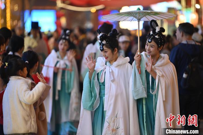 圖為街區(qū)人員著傳統服飾與游人互動。李亞龍 攝</p><p> 圖為街區(qū)人員著傳統服飾與游人互動。李亞龍 攝</p><p>