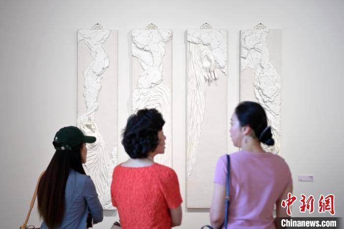 5月21日,觀眾參觀在“絲路印跡”雕塑藝術作品展展出的作品《無相》。九美旦增 攝</p>
<p> 5月21日,觀眾參觀在“絲路印跡”雕塑藝術作品展展出的作品《無相》。九美旦增 攝</p>
<p>