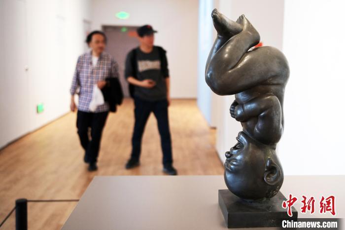 5月21日,觀眾參觀“絲路印跡”雕塑藝術作品展展出的雕塑作品。九美旦增 攝</p>
<p> 5月21日,觀眾參觀“絲路印跡”雕塑藝術作品展展出的雕塑作品。九美旦增 攝</p>
<p>