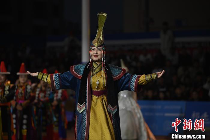 圖為開幕式現場蒙古族服飾秀。李亞龍 攝 圖為開幕式現場蒙古族服飾秀。李亞龍 攝