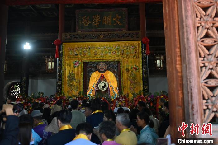 6月21日,2024(甲辰)年公祭中華人文始祖伏羲大典在甘肅天水舉行,來自海峽兩岸及港澳地區(qū)約500人現(xiàn)場(chǎng)共祭中華人文始祖伏羲。中新社記者 李亞龍 攝 6月21日,2024(甲辰)年公祭中華人文始祖伏羲大典在甘肅天水舉行,來自海峽兩岸及港澳地區(qū)約500人現(xiàn)場(chǎng)共祭中華人文始祖伏羲。中新社記者 李亞龍 攝