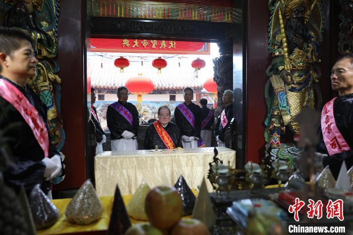 6月21日,“2024(甲辰年)兩岸共祭人文始祖伏羲典禮”在臺(tái)灣新北舉行。擔(dān)任主祭官的先嗇宮董事長(zhǎng)、中國(guó)國(guó)民黨前秘書長(zhǎng)李乾龍(中)出席典禮并擔(dān)任主祭官。中新社記者 張曉曦 攝 6月21日,“2024(甲辰年)兩岸共祭人文始祖伏羲典禮”在臺(tái)灣新北舉行。擔(dān)任主祭官的先嗇宮董事長(zhǎng)、中國(guó)國(guó)民黨前秘書長(zhǎng)李乾龍(中)出席典禮并擔(dān)任主祭官。中新社記者 張曉曦 攝