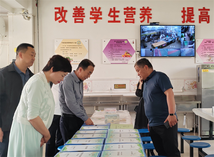 1721032883180233.jpg 市紀委監委扎實推動開展群眾身邊腐敗和作風問題集中整治工作,圖為市紀委監委派駐市教育局紀檢監察組在白銀區開展“中小學校園食品安全和膳食經費管理”集中整治工作開展情況督查.jpg