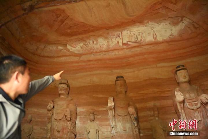 7月15日，甘肅省平涼市涇川縣百里石窟長廊中的南石窟寺1號窟內，工作人員介紹窟內僅存的浮雕——佛傳故事。百里石窟長廊位于涇川縣境內，由512個石窟、5眼窟中石井組成，現存王母宮石窟、鳳凰山石窟、南石窟寺、丈八寺石窟、羅漢洞石窟、太山寺石窟等規模較大的石窟群，還有數量眾多的小石窟群。南石窟寺開鑿于北魏永平三年，其中1號窟屬于大型七佛窟，七佛高達6米。中新社記者 李亞龍 攝</p>
<p>