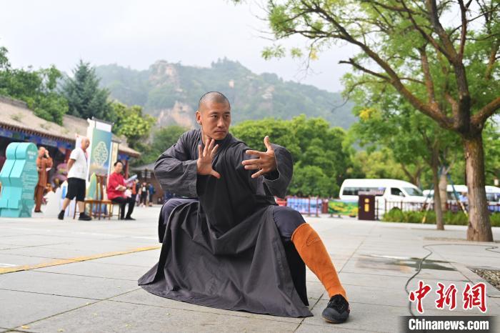 7月14日,甘肅省平涼市崆峒山景區內,嵩山少林弟子展示武藝。7月13日至14日,“2024年北京體育大學第十五屆國際武術比賽交流大會暨首屆崆峒山國際武術大會”舉行,大會也在崆峒山景區進行問道崆峒、武術高級研修班、崆峒拜師等系列活動。中新社記者 李亞龍 攝</p>
<p> 7月14日,甘肅省平涼市崆峒山景區內,嵩山少林弟子展示武藝。7月13日至14日,“2024年北京體育大學第十五屆國際武術比賽交流大會暨首屆崆峒山國際武術大會”舉行,大會也在崆峒山景區進行問道崆峒、武術高級研修班、崆峒拜師等系列活動。中新社記者 李亞龍 攝</p>
<p>