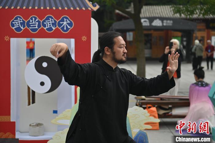 7月14日,甘肅省平涼市崆峒山景區內,武當玄武派傳承人展示武當武術。7月13日至14日,“2024年北京體育大學第十五屆國際武術比賽交流大會暨首屆崆峒山國際武術大會”舉行,大會也在崆峒山景區進行問道崆峒、武術高級研修班、崆峒拜師等系列活動。中新社記者 李亞龍 攝</p>
<p> 7月14日,甘肅省平涼市崆峒山景區內,武當玄武派傳承人展示武當武術。7月13日至14日,“2024年北京體育大學第十五屆國際武術比賽交流大會暨首屆崆峒山國際武術大會”舉行,大會也在崆峒山景區進行問道崆峒、武術高級研修班、崆峒拜師等系列活動。中新社記者 李亞龍 攝</p>
<p>