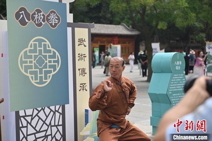 7月14日,甘肅省平涼市崆峒山景區內,八極拳傳承人展示八極拳。7月13日至14日,“2024年北京體育大學第十五屆國際武術比賽交流大會暨首屆崆峒山國際武術大會”舉行,大會也在崆峒山景區進行問道崆峒、武術高級研修班、崆峒拜師等系列活動。中新社記者 李亞龍 攝</p>
<p> 7月14日,甘肅省平涼市崆峒山景區內,八極拳傳承人展示八極拳。7月13日至14日,“2024年北京體育大學第十五屆國際武術比賽交流大會暨首屆崆峒山國際武術大會”舉行,大會也在崆峒山景區進行問道崆峒、武術高級研修班、崆峒拜師等系列活動。中新社記者 李亞龍 攝</p>
<p>