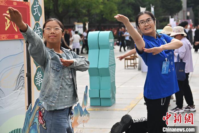 7月14日,甘肅省平涼市崆峒山景區內,霍氏練手拳傳承人、霍元甲玄孫女霍靜虹(右)教授武術愛好者霍氏練手拳。7月13日至14日,“2024年北京體育大學第十五屆國際武術比賽交流大會暨首屆崆峒山國際武術大會”舉行,大會也在崆峒山景區進行問道崆峒、武術高級研修班、崆峒拜師等系列活動。中新社記者 李亞龍 攝</p>
<p> 7月14日,甘肅省平涼市崆峒山景區內,霍氏練手拳傳承人、霍元甲玄孫女霍靜虹(右)教授武術愛好者霍氏練手拳。7月13日至14日,“2024年北京體育大學第十五屆國際武術比賽交流大會暨首屆崆峒山國際武術大會”舉行,大會也在崆峒山景區進行問道崆峒、武術高級研修班、崆峒拜師等系列活動。中新社記者 李亞龍 攝</p>
<p>