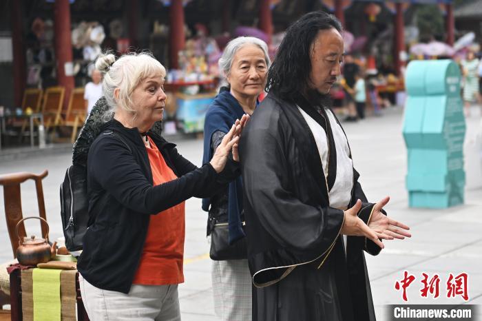 7月14日,甘肅省平涼市崆峒山景區內,外籍武術愛好者感受青城武術。7月13日至14日,“2024年北京體育大學第十五屆國際武術比賽交流大會暨首屆崆峒山國際武術大會”舉行,大會也在崆峒山景區進行問道崆峒、武術高級研修班、崆峒拜師等系列活動。中新社記者 李亞龍 攝</p>
<p> 7月14日,甘肅省平涼市崆峒山景區內,外籍武術愛好者感受青城武術。7月13日至14日,“2024年北京體育大學第十五屆國際武術比賽交流大會暨首屆崆峒山國際武術大會”舉行,大會也在崆峒山景區進行問道崆峒、武術高級研修班、崆峒拜師等系列活動。中新社記者 李亞龍 攝</p>
<p>