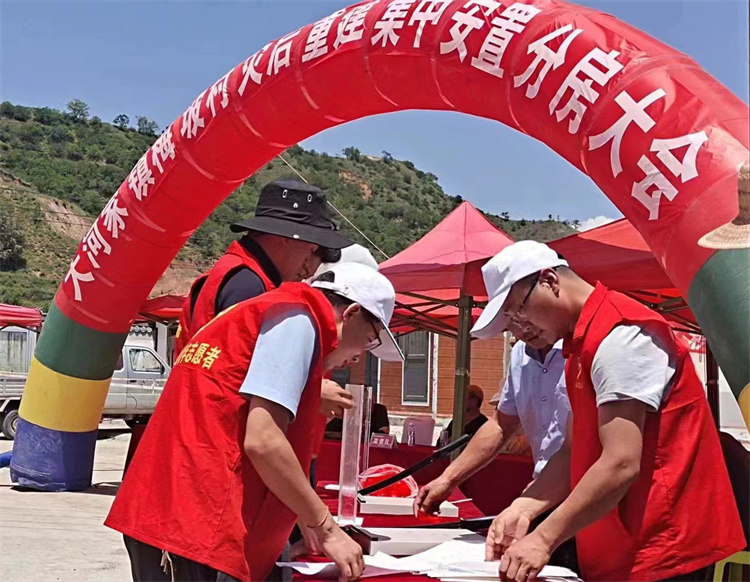 在大河家鎮梅坡村災后重建集中安置分房大會的現場，積石山縣紀委監委干部全程監督房號裁裝、組織抽號等工作。.jpg