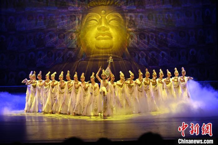 7月18日晚，中國經典舞劇《絲路花雨》在甘肅蘭州黃河劇院演出。李亞龍 攝